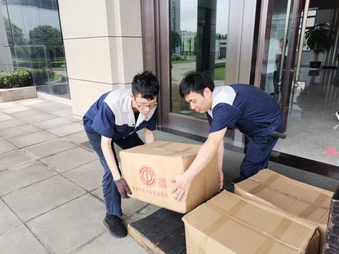 “夏日送清凉”，九游会j9向生产一线员工分发市总工会夏日慰问品